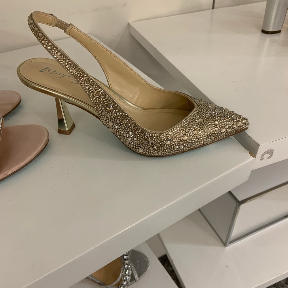 Betsey Johnson Women’s Clark Pump - gold 6.5
